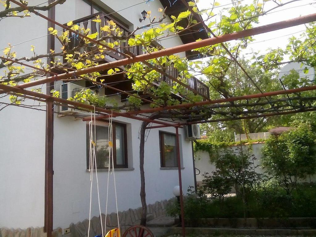 Guest House By The Captain Варна Екстериор снимка