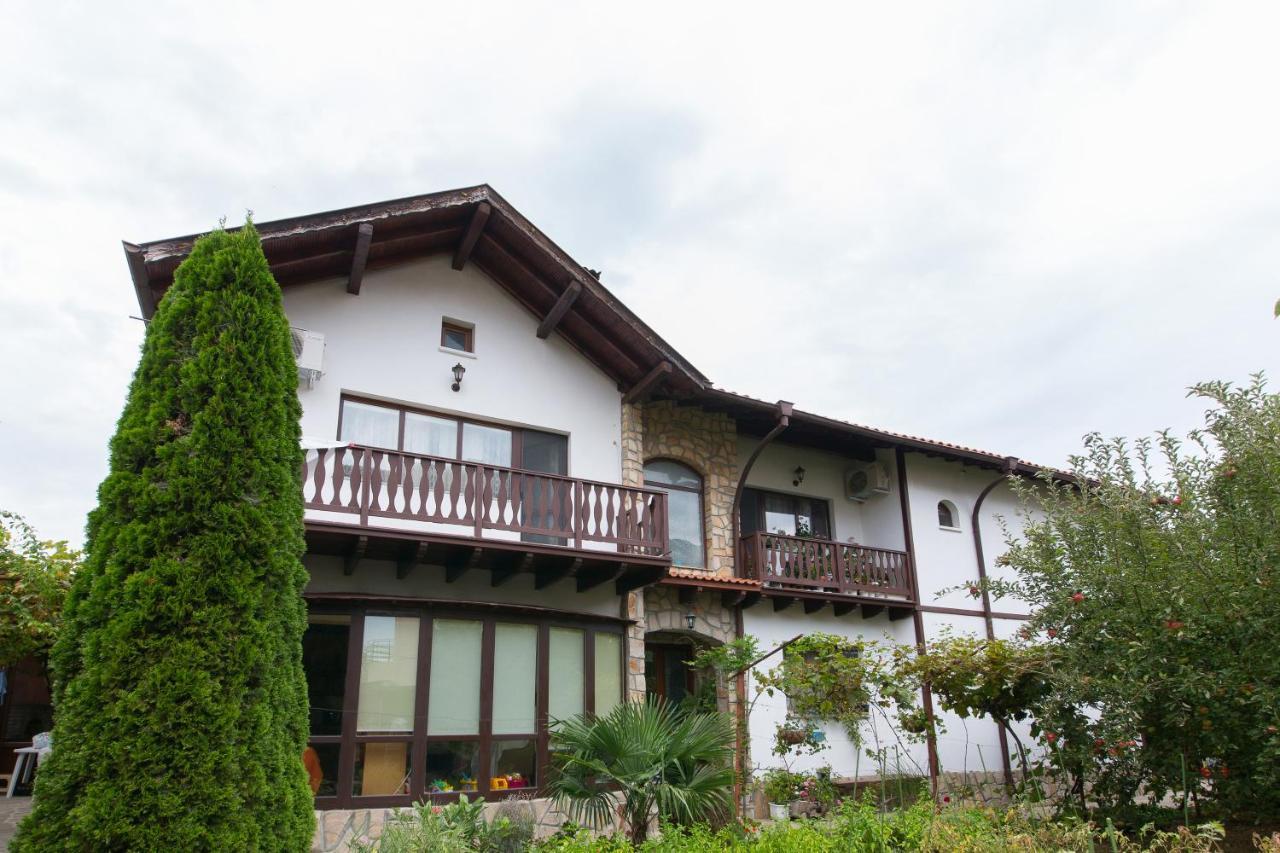 Guest House By The Captain Варна Екстериор снимка